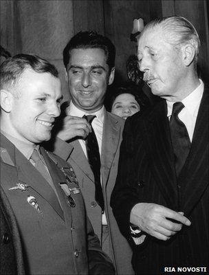 Gagarin meets MacMillan (RIA Novosti)