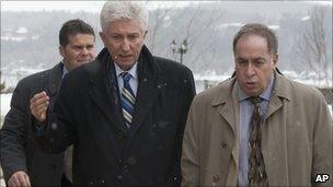 Gille Duceppe (centre)