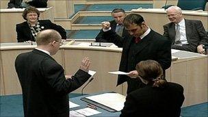 Tommy Sheridan swearing an oath of allegiance to the Queen with a clenched fist