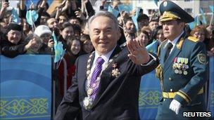 Kazakh President Nursultan Nazarbayev waves to crowds on way to his inauguration ceremony in Astana, April, 8, 2011