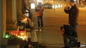 Prayers at Oktyabrskaya station after bombing, 12 Apr 11