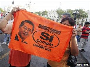 Supporters of Keiko Fujimori hold up a banner showing Alberto Fujimori at a rally in Lima (11 April 2011)