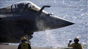 A Rafale fighter jet returns from a mission over Libya to France's flagship Charles de Gaulle aircraft carrier, in the Golf of Sirte, off the Libyan coast, 12 April 2011.