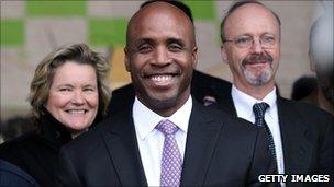 Barry Bonds smiles after leaving court on 13 April 2011