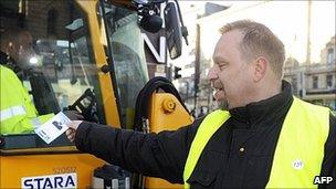 True Finns candidate Toni Paussu campaigning in Helsinki, 15 Apr 11