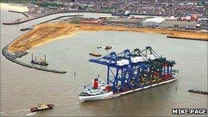 Zhen Hua 6 bringing container cranes to Great Yarmouth's outer harbour in 2009 (Photo: Mike Page)