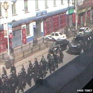 Police on Ying Xiong Avenue in Aba on 16 March 2011 (Image: Free Tibet)