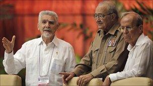 Ramiro Valdez (L) talks to Defense Minister General Julio Casas Regueiro (C) and head the National Assembly Ricardo Alarcon during the closing ceremony of the Congress in Havana, 19 April, 2011