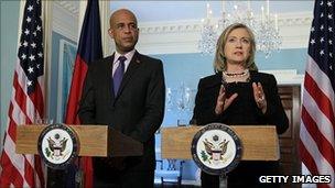 Michel Martelly and Hillary Clinton at a news conference on 20 April 2011