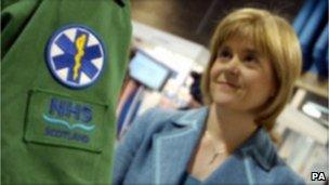 Nicola Sturgeon speaks to paramedic