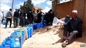 Libyans queue to buy petrol in Jadu, in the region of Nalut, 27 April, 2011