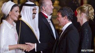 Spanish actor Antonio Banderas (2nd R) and his wife actress Melanie Griffith (R) greet Qatar's Emir Sheikh Hamad bin Khalifa al-Thani (2nd L) and Sheikha Mozah Bint Nasser al-Missned before a gala dinner at the Royal Palace in Madrid on 25 April