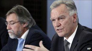 German prosecutor Rainer Griesbaum (L), and president of the German Federal Criminal Office Joerg Ziercke (R) at a news conference in Karlsruhe - 30 April 2011