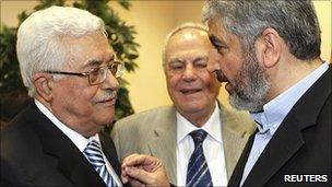 Mahmoud Abbas (L) and Khaled Meshaal in Cairo, 4 May 2011