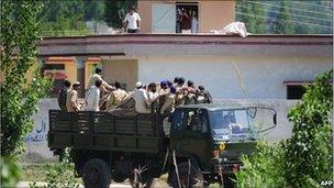 Pakistani ary soldiers wait in front of the compound - 5 may 2011