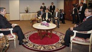 Indonesian President Susilo Bambang Yudhoyono (L), Thai Prime Minister Abhisit Vejjajiva (C) and Cambodian Prime Minister Hun Sen (R) (photo: ABROR RIZKI/AFP/Getty Images) (08/05/11)