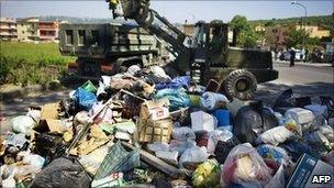 Soldiers of the Italian army collect rubbish in Naples, 7 May 2011