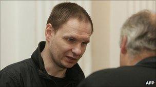 Former Soviet police commando Konstantin Mikhailov speaks to his lawyer in Vilnius, 14 September 2009