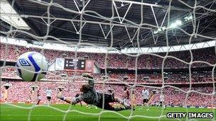 Bolton keeper Jussi Jaaskelainen is unable to stop Matthew Etherington's opener