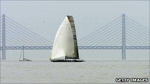 Sailing boats pass the Oeresund Bridge linking Denmark with Sweden (archive image)