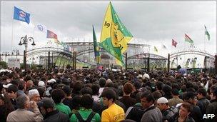 Crowds heading to Grozny stadium