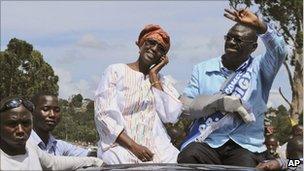 Kizza Besigye (r) with his wife 12/05