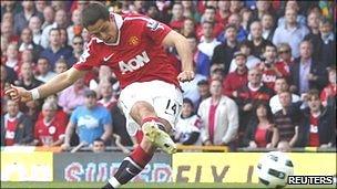 Javier Hernandez scores for Manchester United against Chelsea