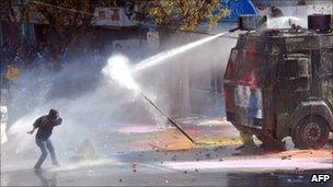 Police and demonstrators clash in Valparaiso on 21 May 2011