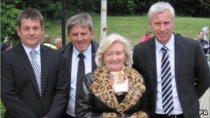 Newcastle United assistant manager John Carver, Peter Beardsley, Lady Elsie Robson and Alan Pardew