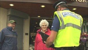 PCSO talking to members of the public in Hessle