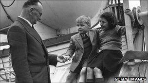 Mr Kitson, agent-general for Western Australia, with two young children about to depart for Australia (18 Dec 1948)