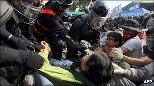 Police break up protest at a Hyundai parts factory in Asan, South Korea (24 May 2011)