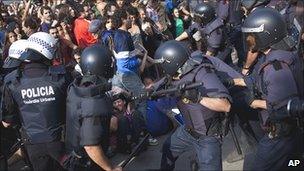 Police clash with protesters in Barcelona, 27 May 11