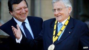 Jean-Claude Trichet to the right of Jose Manuel Barroso