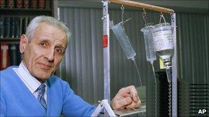 Jack Kevorkian standing with his "mercy machine"