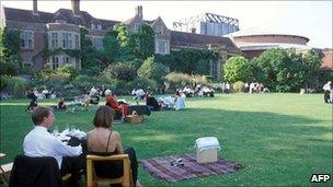 Opera-goers at Glyndebourne