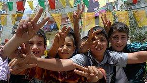 Kurdish children show support for the PKK