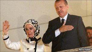 Turkish PM Recep Tayyip Erdogan and his wife greet supporters in Ankara (12 June 2011)