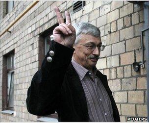 Memorial's Oleg Orlov flashes a victory salute arriving at Moscow's Khamovnichesky magistrate's court, 14 June