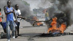 Supporters of Alassane Ouattara burn tires during a protest in the Koumassi district of Abidjan, Ivory Coast (16 December 2010)