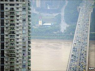 Morning traffic crosses the Huanhuayuan bridge in southwest China's Chongqing municipality