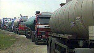 Tankers queuing to bring water to West Yorkshire in 1995