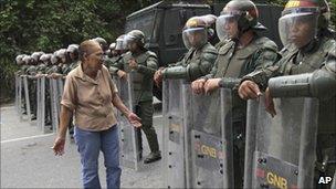 An inmate's relative argues with national guardsmen outside the El Rodeo I prison in Guatire, Venezuela (18 June 2011)