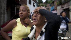 Relatives reacting to the evacuation of inmates from El Rodeo jail, Guatire outside Caracas (19 June 2011)