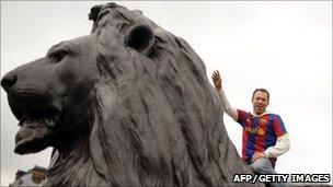 Barcelona fan on a lion statue in Trafalgar Square