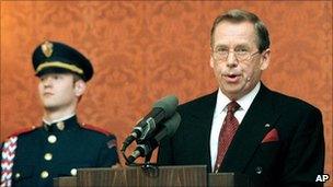 Vaclav Havel making a speech in 1999