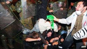 Riot police clash with demonstrators who oppose a project to build several dams in Chilean Patagonia, Santiago (13 May 2011)