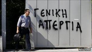 An Athens worker/graffiti announcing general strike, 20 Jun 11