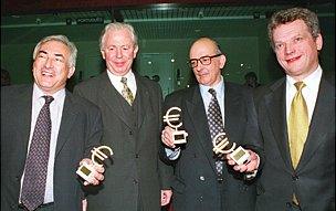 EU Commission president Jacques Santer (2nd L) watches Finance Ministers Dominique Strauss-Kahn (L) from France, Antonio de Sousa Franco (2nd R) from Portugal and Finnish Finance minister Sauli Niinisto (R) posing with small 'Euro'-sign sculptures