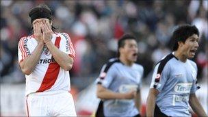 River Plate's forward Mariano Pavone (left) reacts after missing a penalty in the second half against Belgrano (26 June 2011)